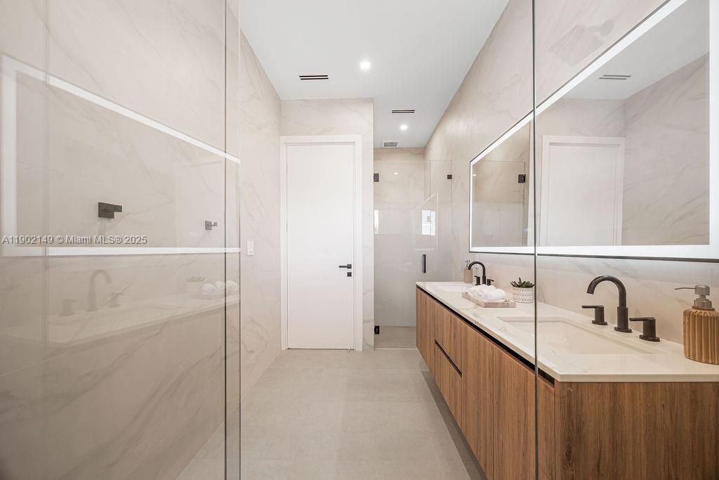 En Venta: $1,325,000 (3 camas, 3 baños, 2583 Pies cuadrados)