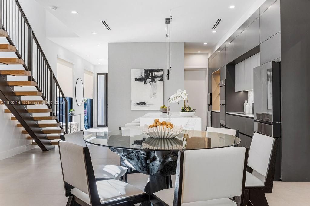 En Venta: $1,325,000 (3 camas, 3 baños, 2583 Pies cuadrados)