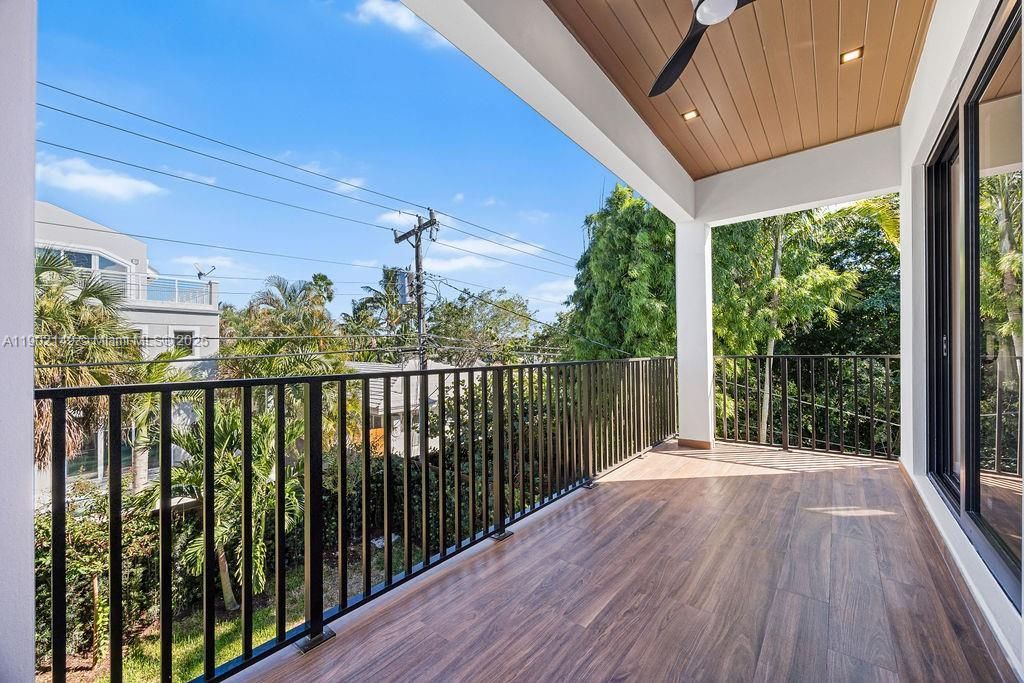 En Venta: $1,325,000 (3 camas, 3 baños, 2583 Pies cuadrados)