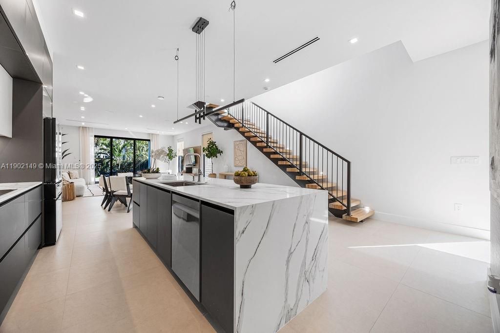 En Venta: $1,325,000 (3 camas, 3 baños, 2583 Pies cuadrados)