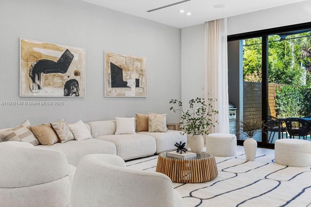 En Venta: $1,325,000 (3 camas, 3 baños, 2583 Pies cuadrados)