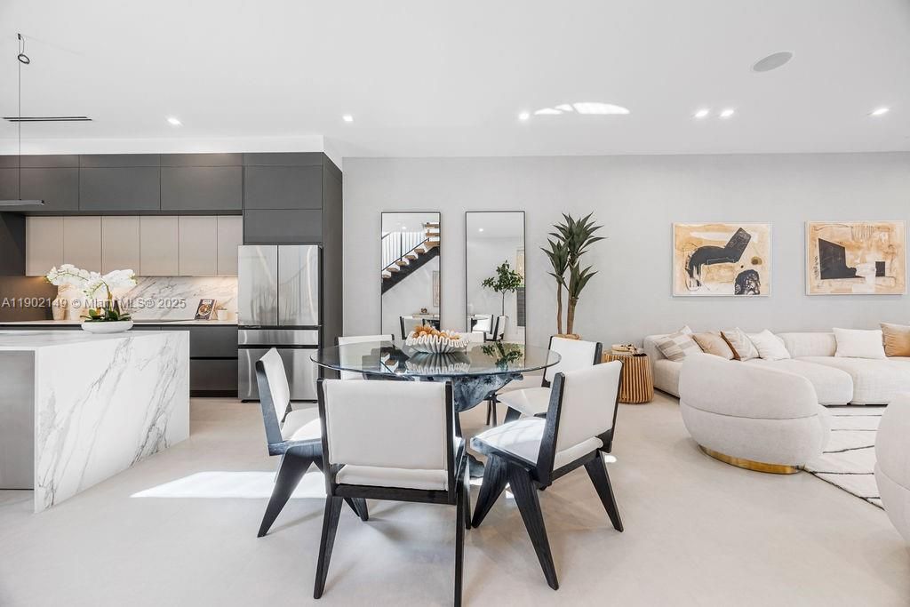 En Venta: $1,325,000 (3 camas, 3 baños, 2583 Pies cuadrados)