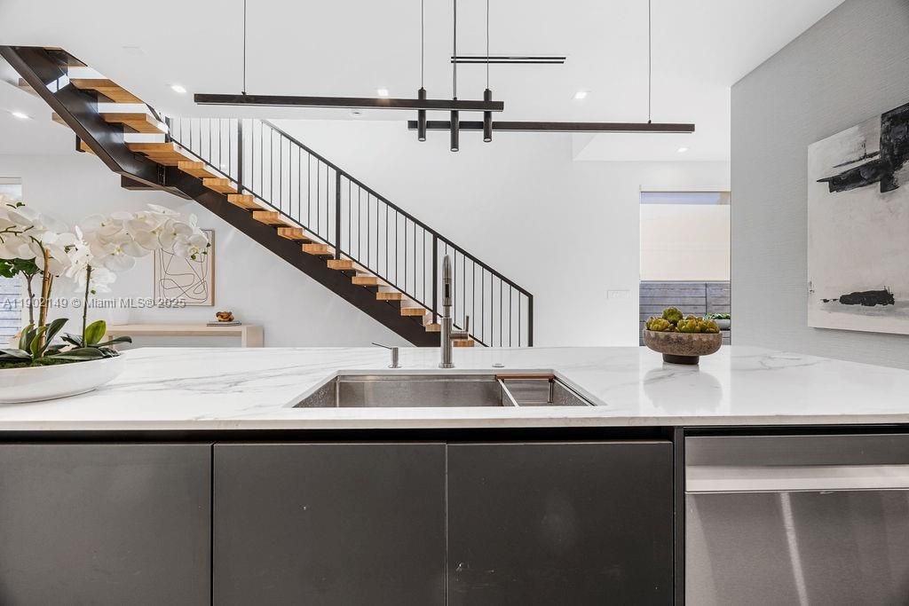 En Venta: $1,325,000 (3 camas, 3 baños, 2583 Pies cuadrados)