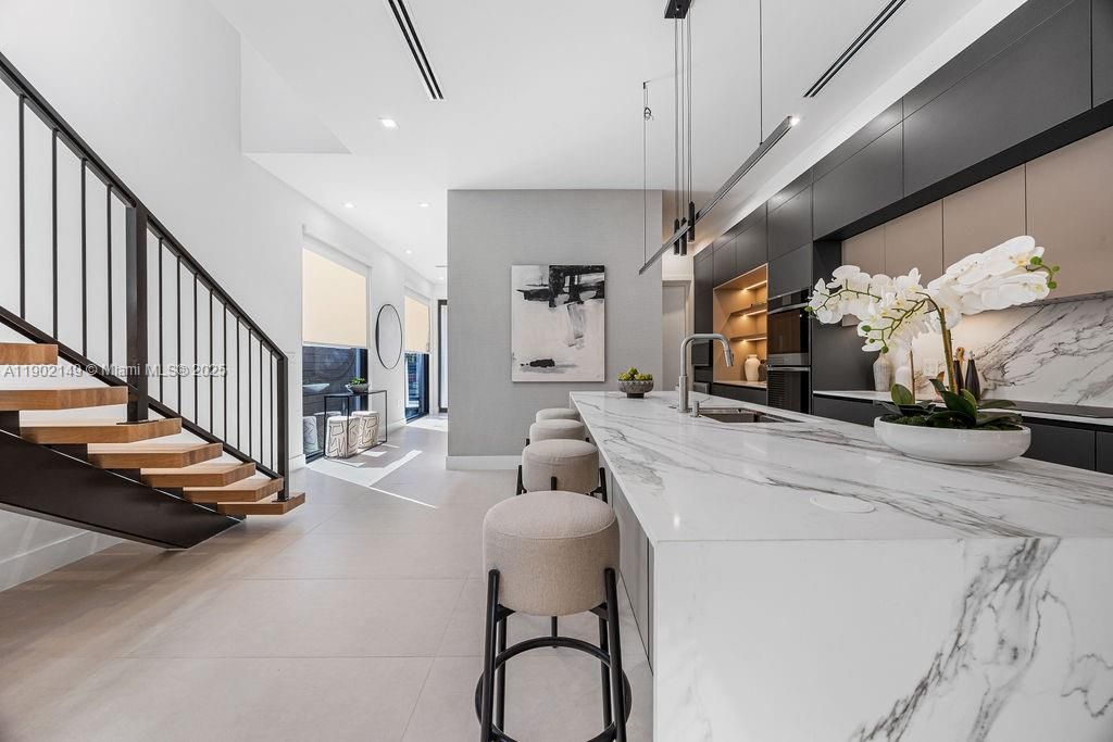 En Venta: $1,325,000 (3 camas, 3 baños, 2583 Pies cuadrados)