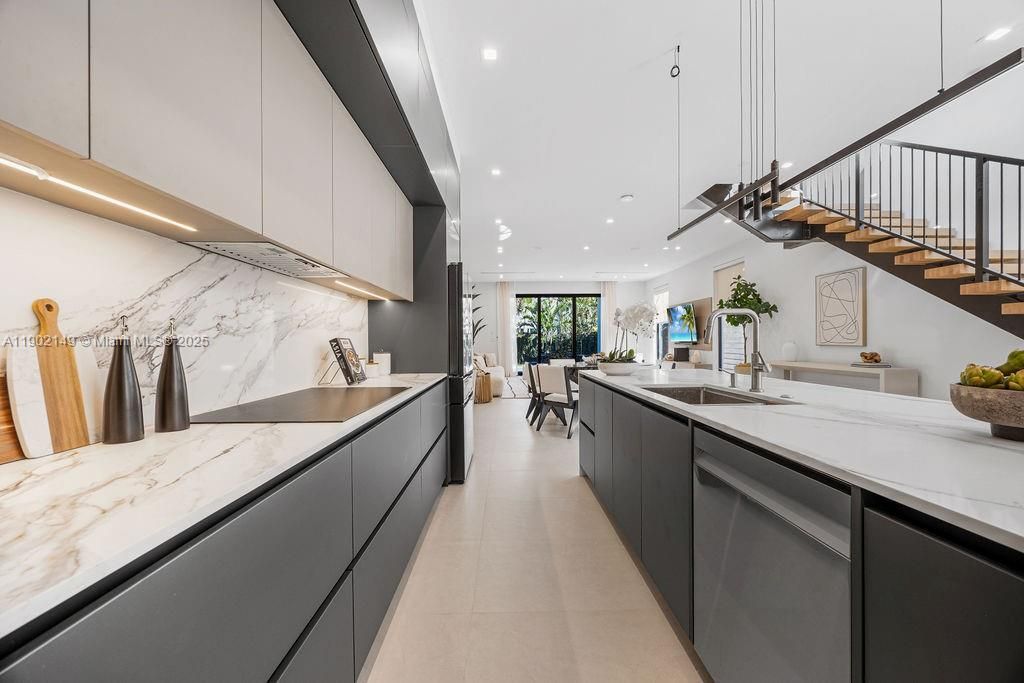 En Venta: $1,325,000 (3 camas, 3 baños, 2583 Pies cuadrados)