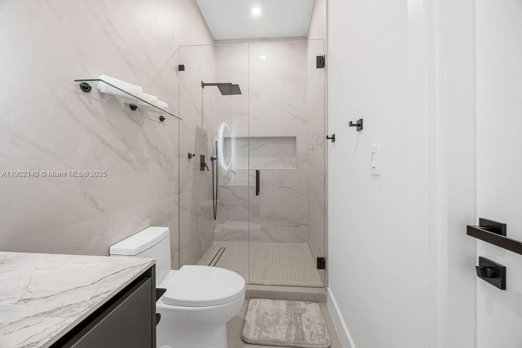 En Venta: $1,325,000 (3 camas, 3 baños, 2583 Pies cuadrados)