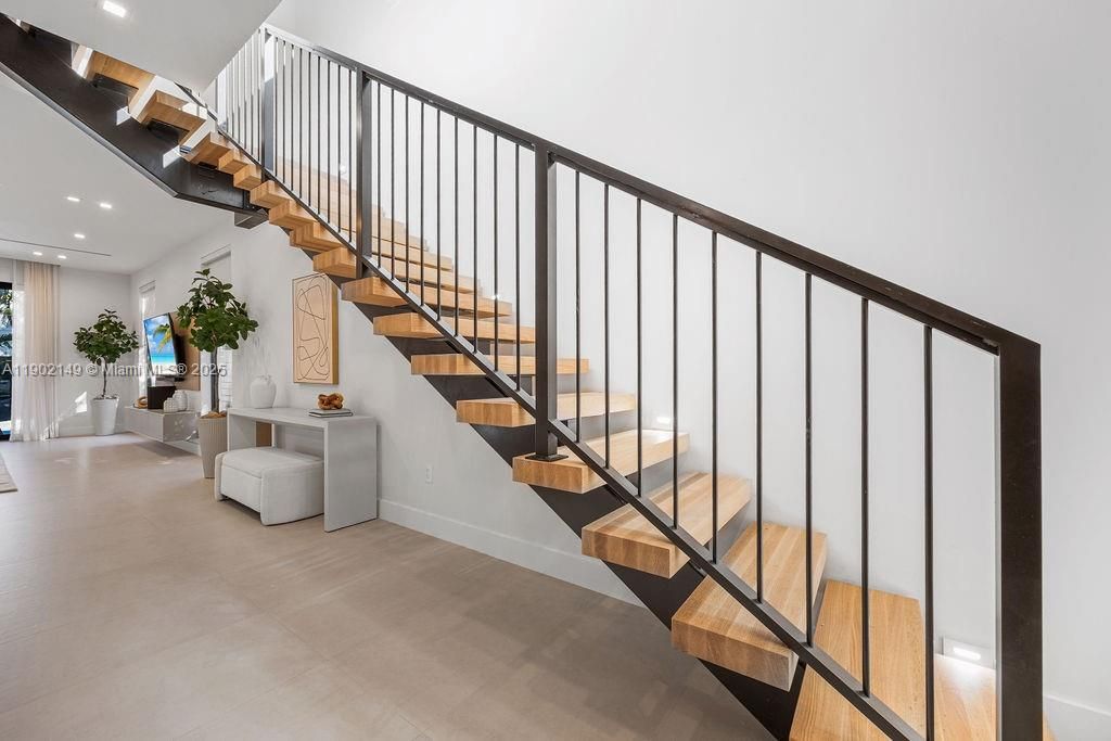 En Venta: $1,325,000 (3 camas, 3 baños, 2583 Pies cuadrados)