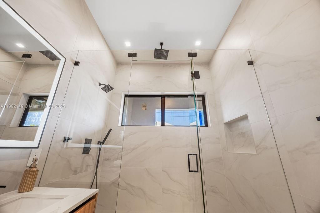 En Venta: $1,325,000 (3 camas, 3 baños, 2583 Pies cuadrados)