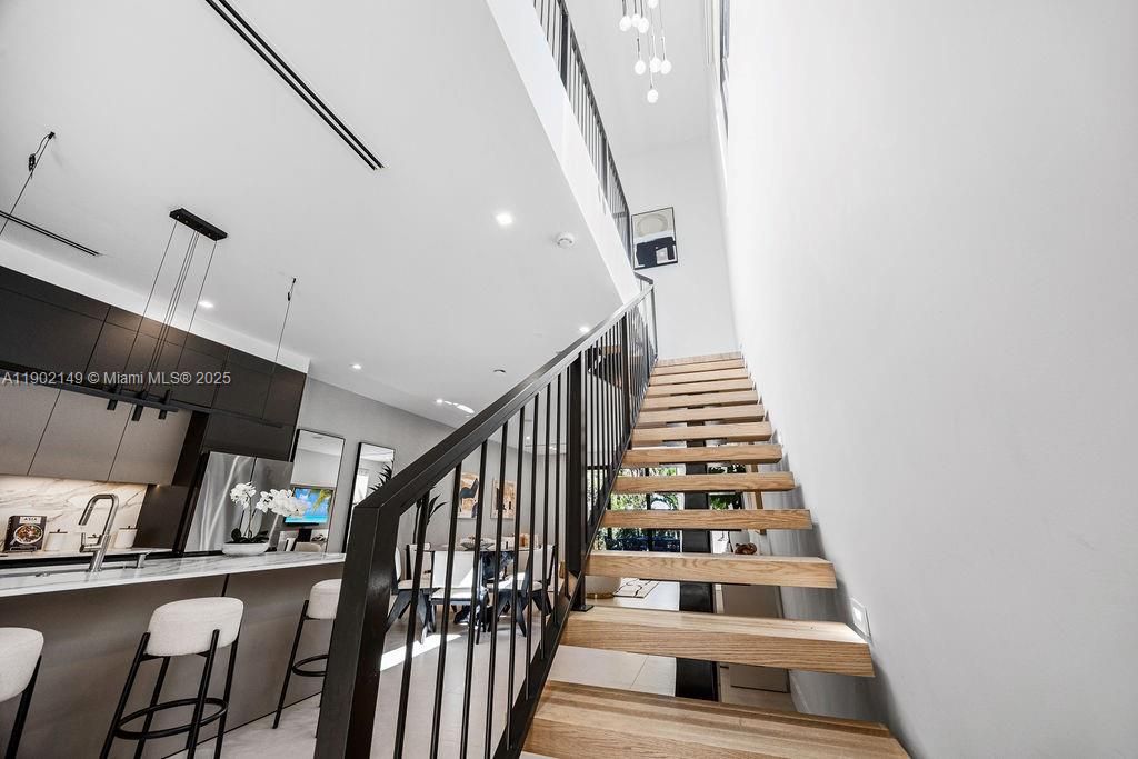 En Venta: $1,325,000 (3 camas, 3 baños, 2583 Pies cuadrados)