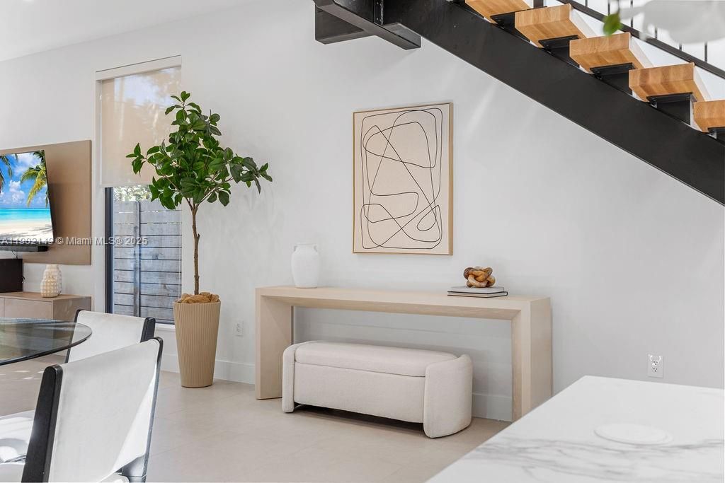 En Venta: $1,325,000 (3 camas, 3 baños, 2583 Pies cuadrados)