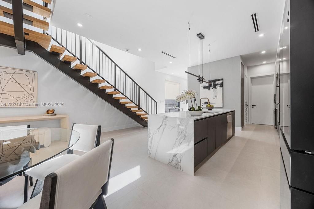 En Venta: $1,325,000 (3 camas, 3 baños, 2583 Pies cuadrados)