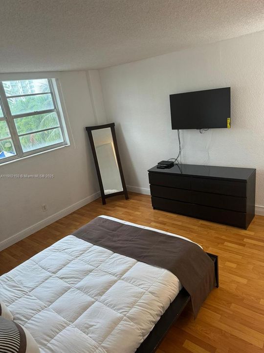 待售: $400,000 (1 贝兹, 1 浴室, 1005 平方英尺)