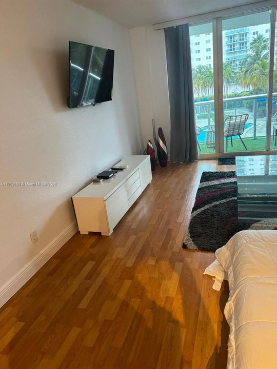 待售: $400,000 (1 贝兹, 1 浴室, 1005 平方英尺)