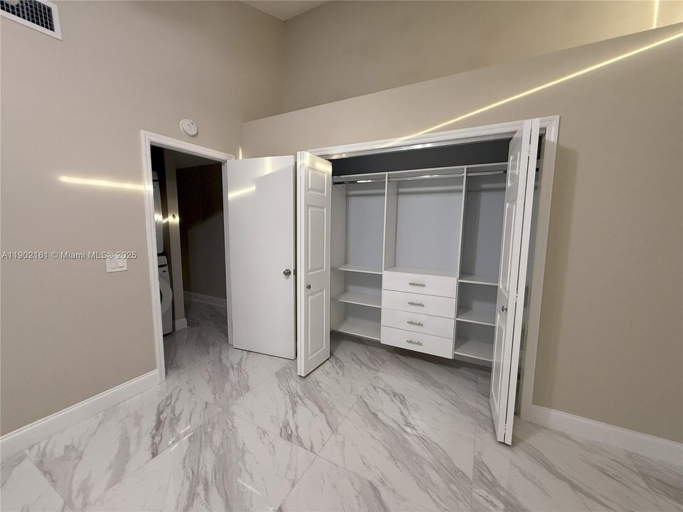 Activo con contrato: $3,000 (3 camas, 2 baños, 1276 Pies cuadrados)