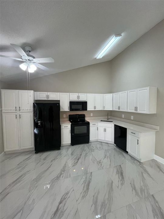 Activo con contrato: $3,000 (3 camas, 2 baños, 1276 Pies cuadrados)