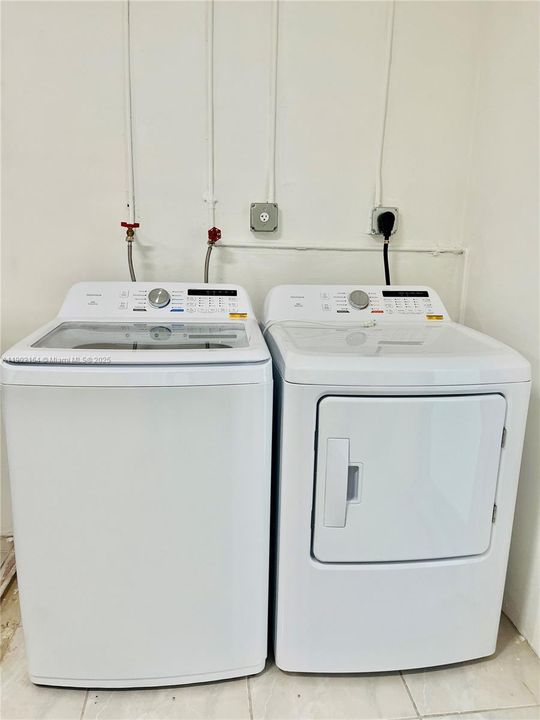 Recently Rented: $3,400 (3 beds, 2 baths, 1156 Square Feet)