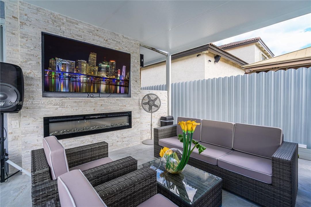 Active With Contract: $5,800 (4 beds, 3 baths, 1938 Square Feet)