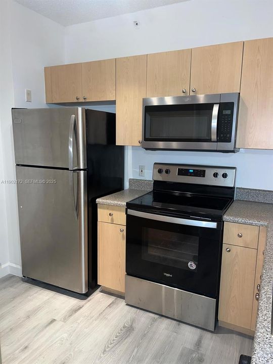 For Sale: $229,000 (1 beds, 1 baths, 691 Square Feet)