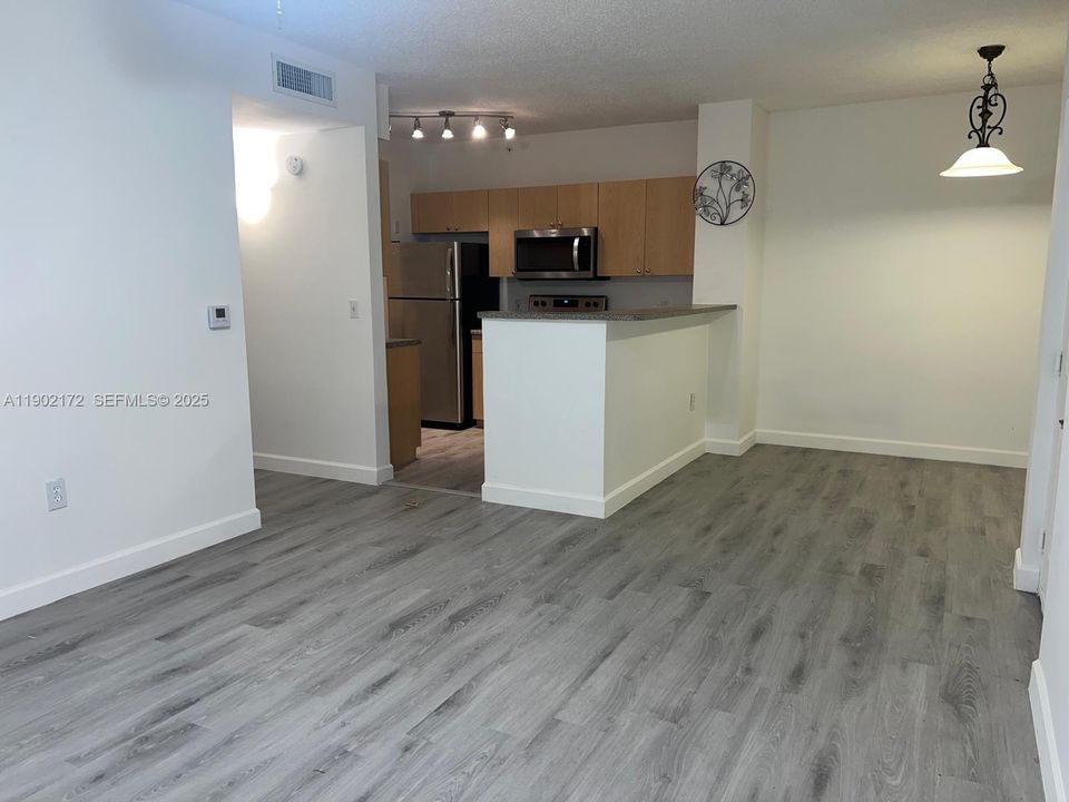 For Sale: $229,000 (1 beds, 1 baths, 691 Square Feet)