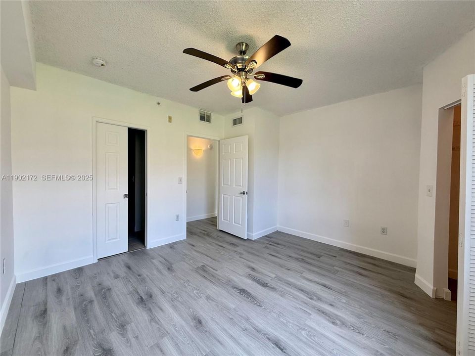 For Sale: $229,000 (1 beds, 1 baths, 691 Square Feet)