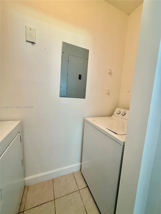 For Sale: $229,000 (1 beds, 1 baths, 691 Square Feet)