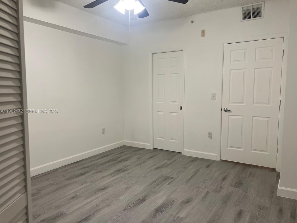 For Sale: $229,000 (1 beds, 1 baths, 691 Square Feet)