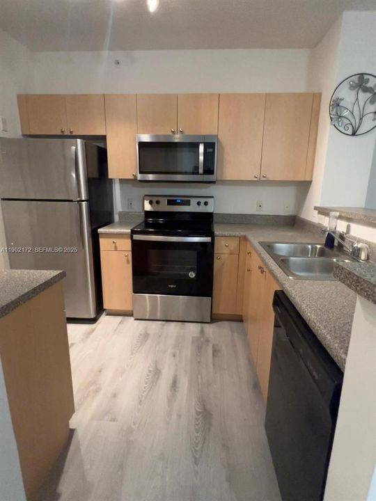 For Sale: $229,000 (1 beds, 1 baths, 691 Square Feet)