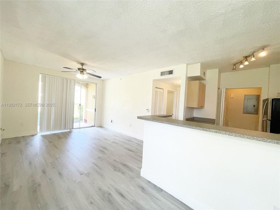 For Sale: $229,000 (1 beds, 1 baths, 691 Square Feet)