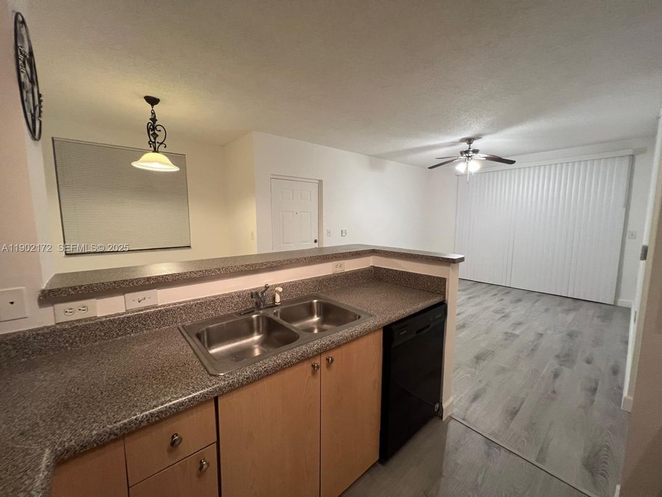 For Sale: $229,000 (1 beds, 1 baths, 691 Square Feet)