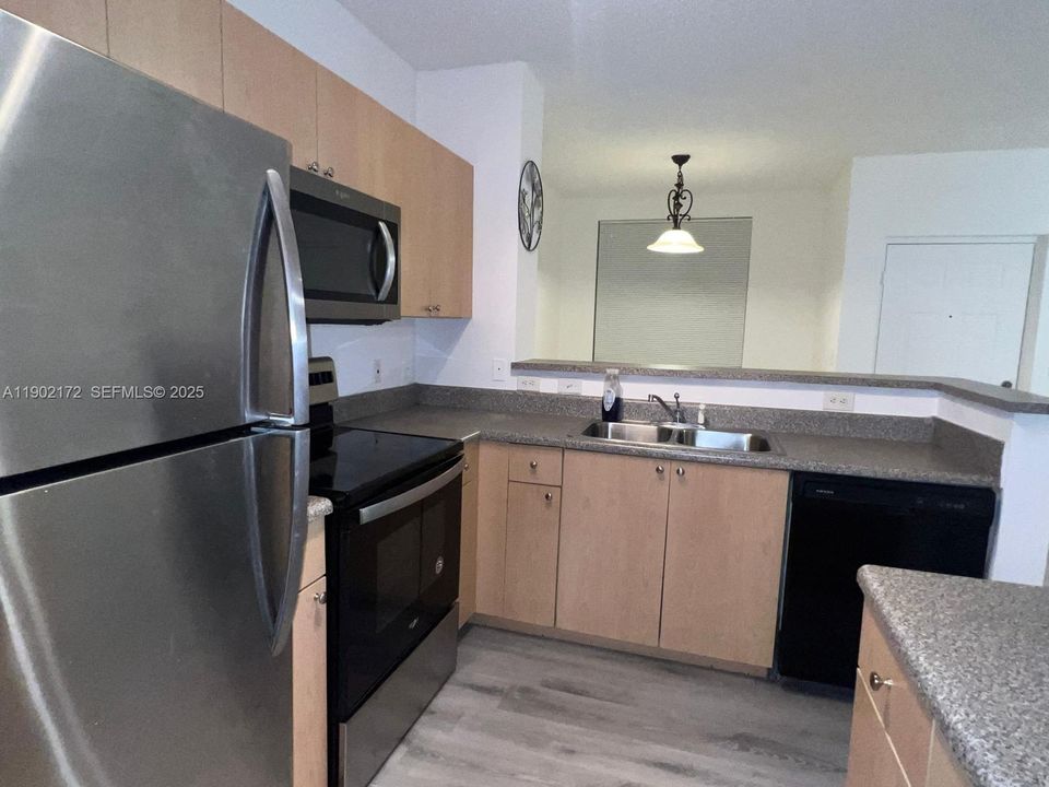 For Sale: $229,000 (1 beds, 1 baths, 691 Square Feet)