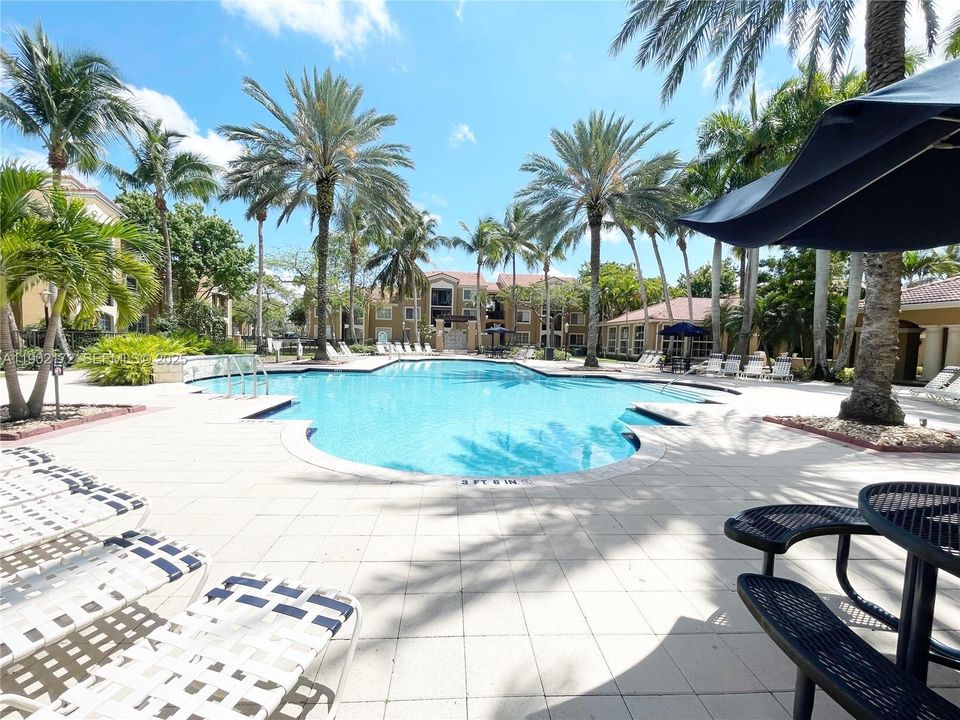 For Sale: $229,000 (1 beds, 1 baths, 691 Square Feet)