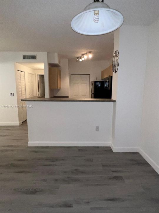 For Sale: $229,000 (1 beds, 1 baths, 691 Square Feet)