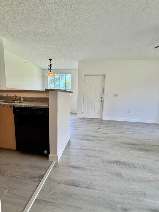 For Sale: $229,000 (1 beds, 1 baths, 691 Square Feet)