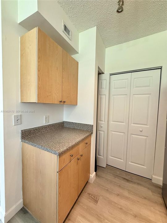 For Sale: $229,000 (1 beds, 1 baths, 691 Square Feet)
