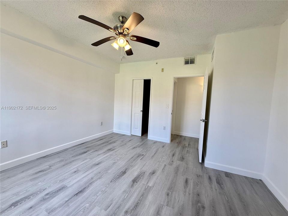 For Sale: $229,000 (1 beds, 1 baths, 691 Square Feet)