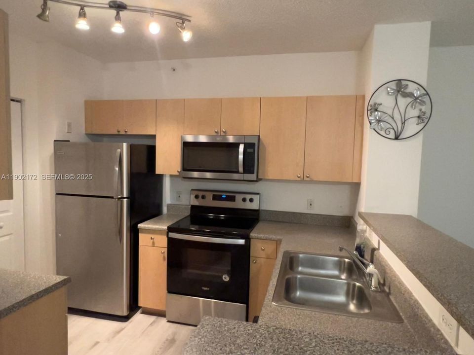 For Sale: $229,000 (1 beds, 1 baths, 691 Square Feet)