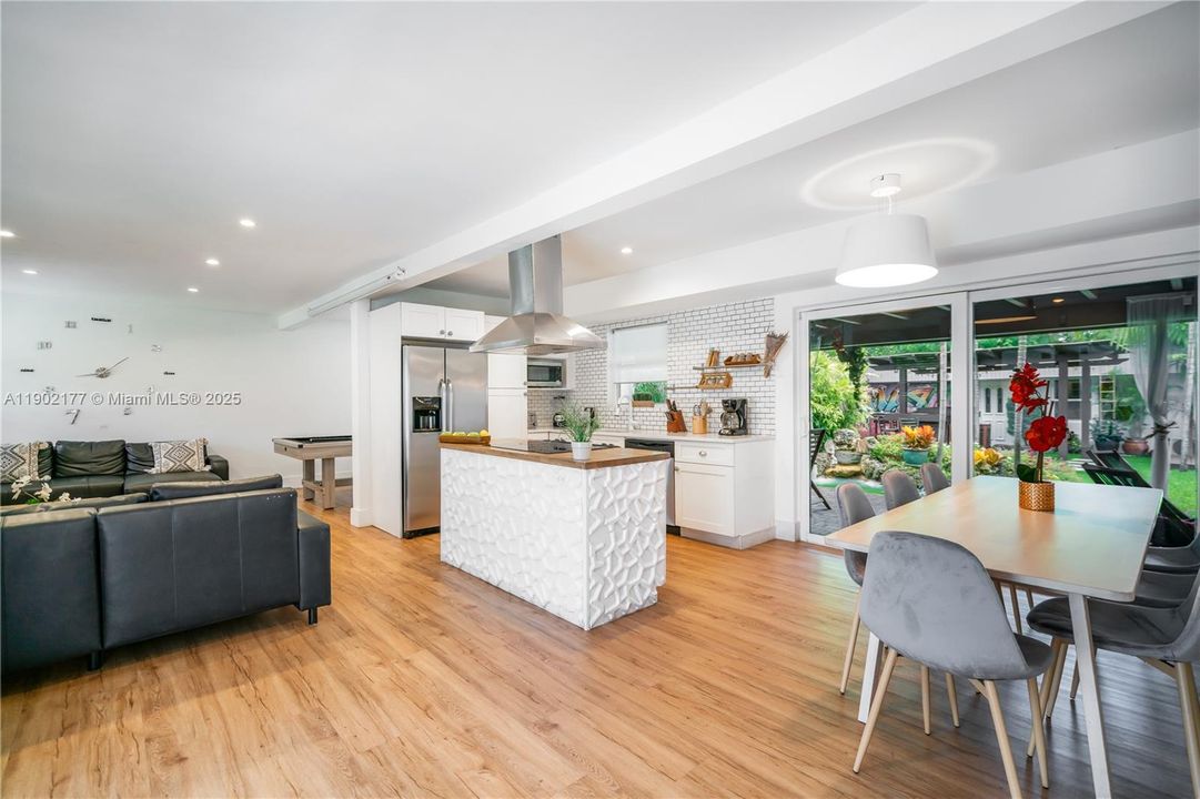 For Rent: $7,500 (6 beds, 3 baths, 1856 Square Feet)