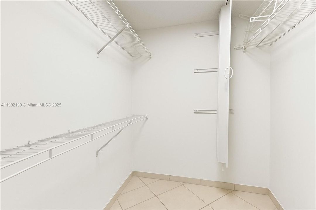 For Sale: $564,000 (1 beds, 2 baths, 1070 Square Feet)