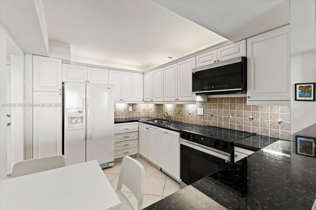 For Sale: $564,000 (1 beds, 2 baths, 1070 Square Feet)