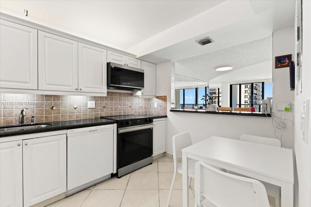 For Sale: $564,000 (1 beds, 2 baths, 1070 Square Feet)