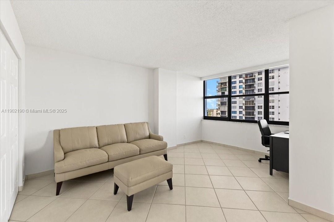 For Sale: $564,000 (1 beds, 2 baths, 1070 Square Feet)