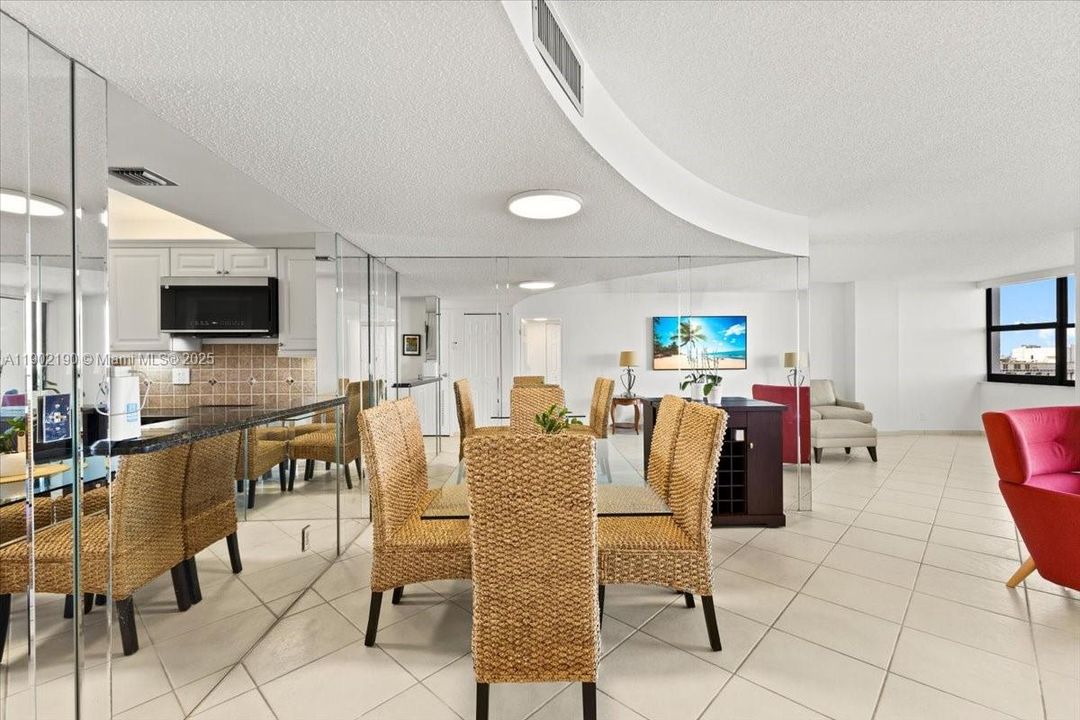 For Sale: $564,000 (1 beds, 2 baths, 1070 Square Feet)