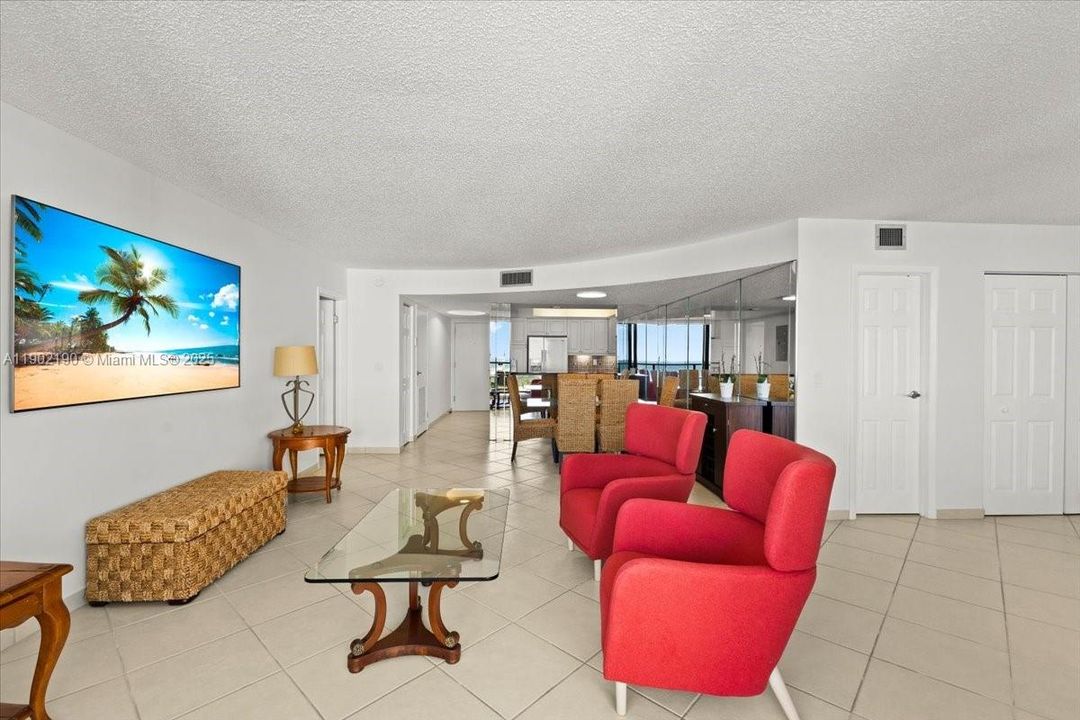 For Sale: $564,000 (1 beds, 2 baths, 1070 Square Feet)