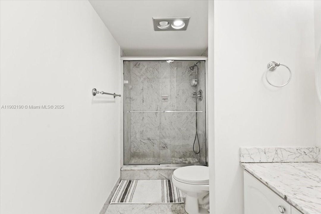 For Sale: $564,000 (1 beds, 2 baths, 1070 Square Feet)