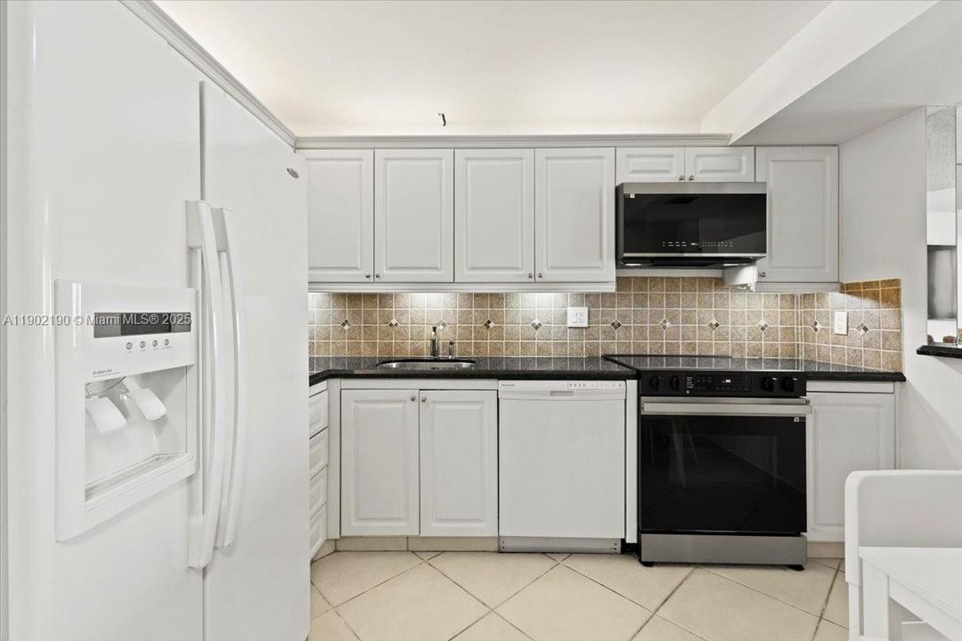 For Sale: $564,000 (1 beds, 2 baths, 1070 Square Feet)