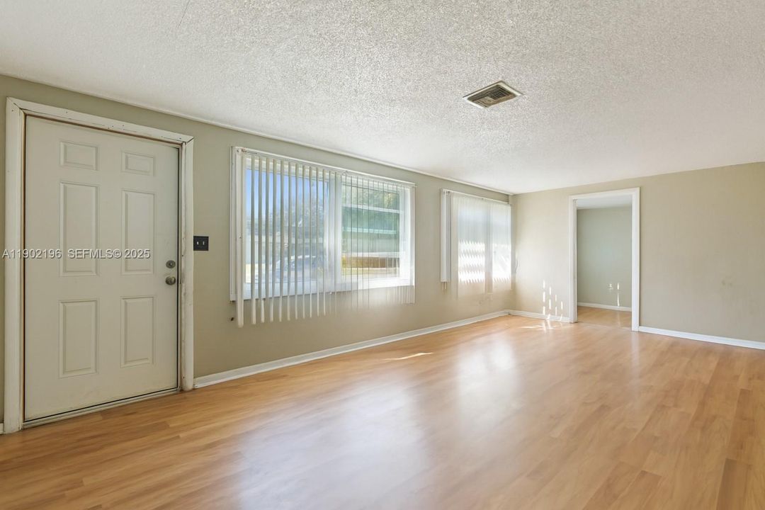 Recently Sold: $225,000 (3 beds, 1 baths, 1272 Square Feet)