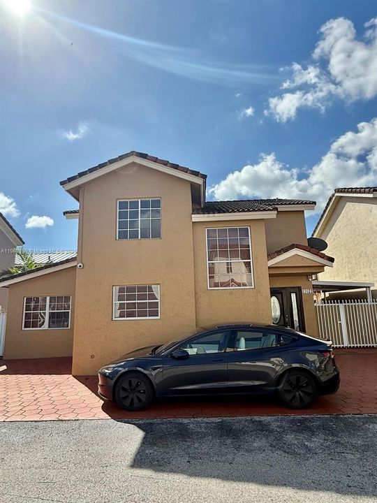 For Rent: $3,700 (4 beds, 3 baths, 1690 Square Feet)