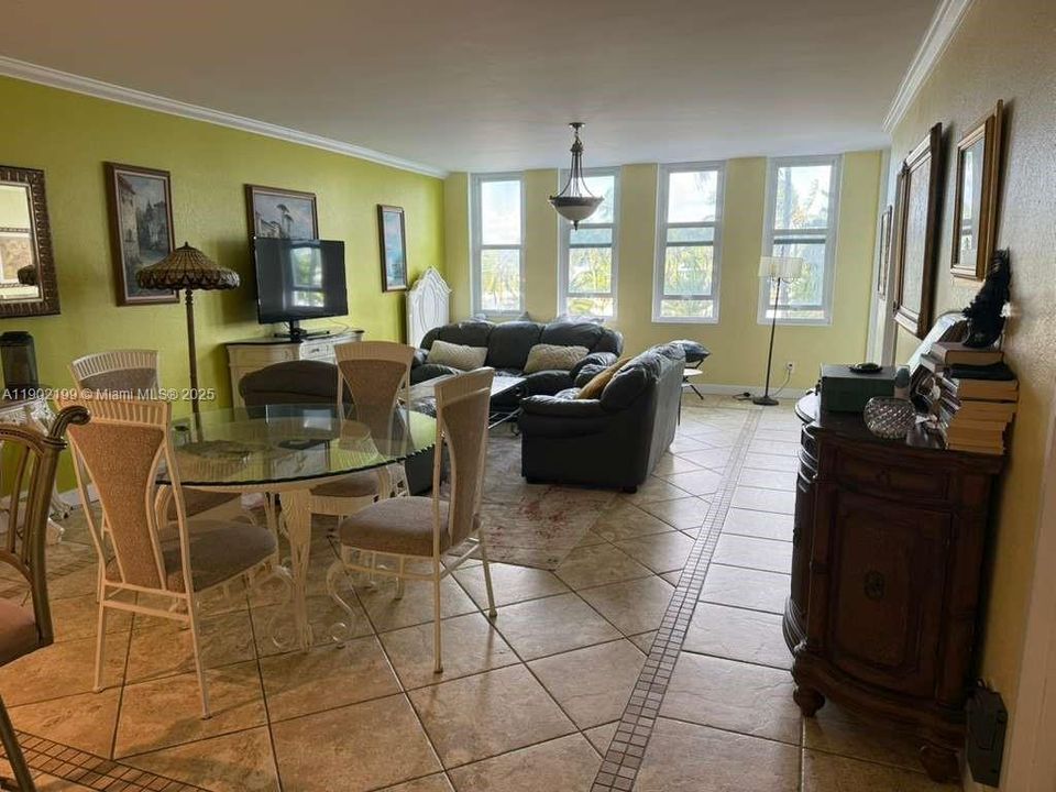 Recently Rented: $2,800 (2 beds, 2 baths, 980 Square Feet)