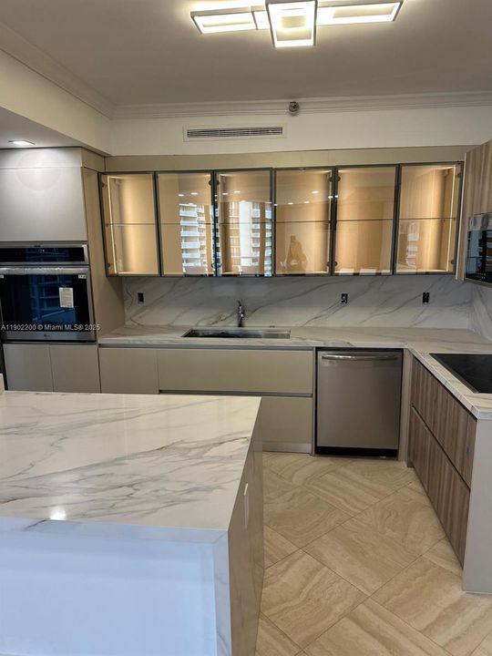 Recently Rented: $6,000 (3 beds, 2 baths, 2360 Square Feet)