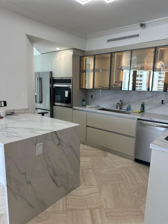 Recently Rented: $6,000 (3 beds, 2 baths, 2360 Square Feet)